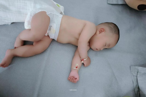 黔西三个月宝宝抬头不稳